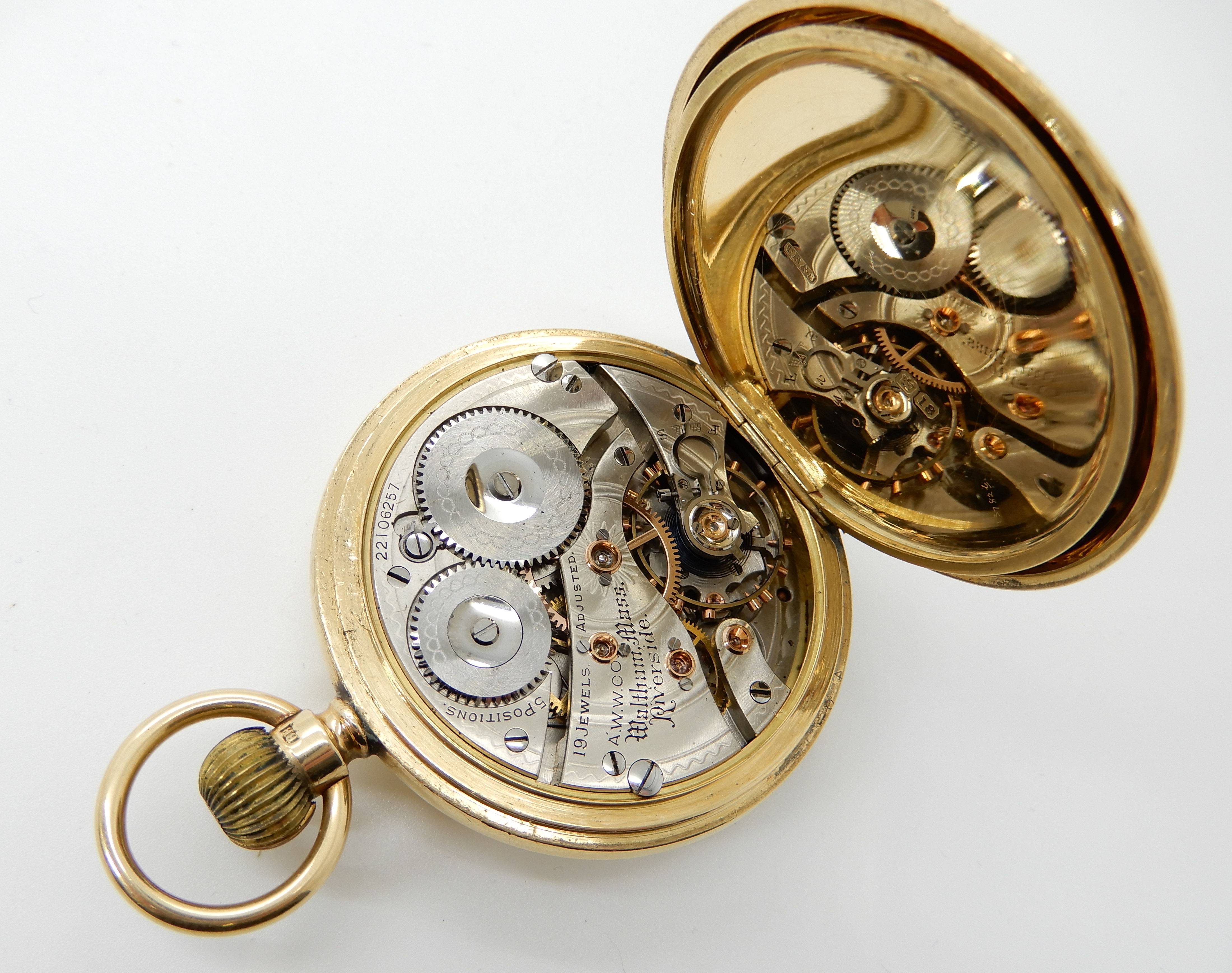 AN 18CT GOLD WALTHAM HALF HUNTER POCKET WATCH with white enamel dial, black Roman numerals, - Image 5 of 6