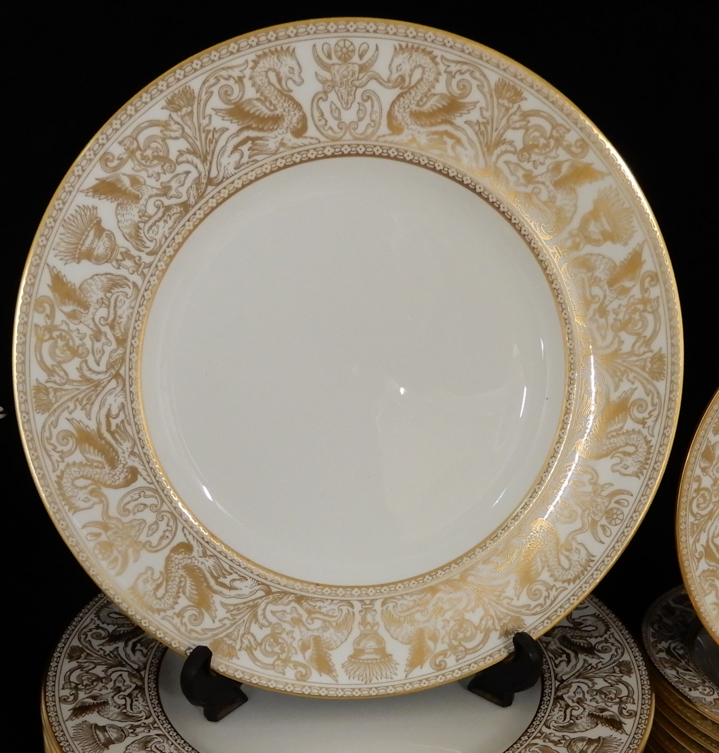 AN EXTENSIVE WEDGWOOD GOLD FLORENTINE DINNER SERVICE comprising fourteen dinner plates 27.5cm - Image 8 of 17