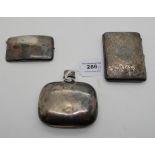 A lot comprising a silver spirit flask, Birmingham marks, a silver aide memoire, Chester 1903 and
