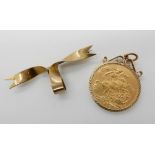 A 1918 full gold sovereign in 9ct pendant mount weight 8.9gms 9ct gold fob brooch length 4.2cm,