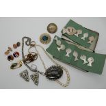 A white metal mounted Aberdeen stone brooch, a set of Mother of pearl buttons and a buckle in the