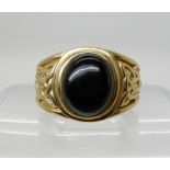 A 9ct gold gents onyx signet ring with Celtic knotwork shoulders, size S1/2, weight 7.9gms Condition