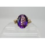 A 9ct gold ring depicting two tigers supporting a large amethyst approx 18mm x 13mm x 7mm, finger