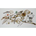 A collection of gold and yellow metal items to include brooches, pins etc (af) Condition Report: