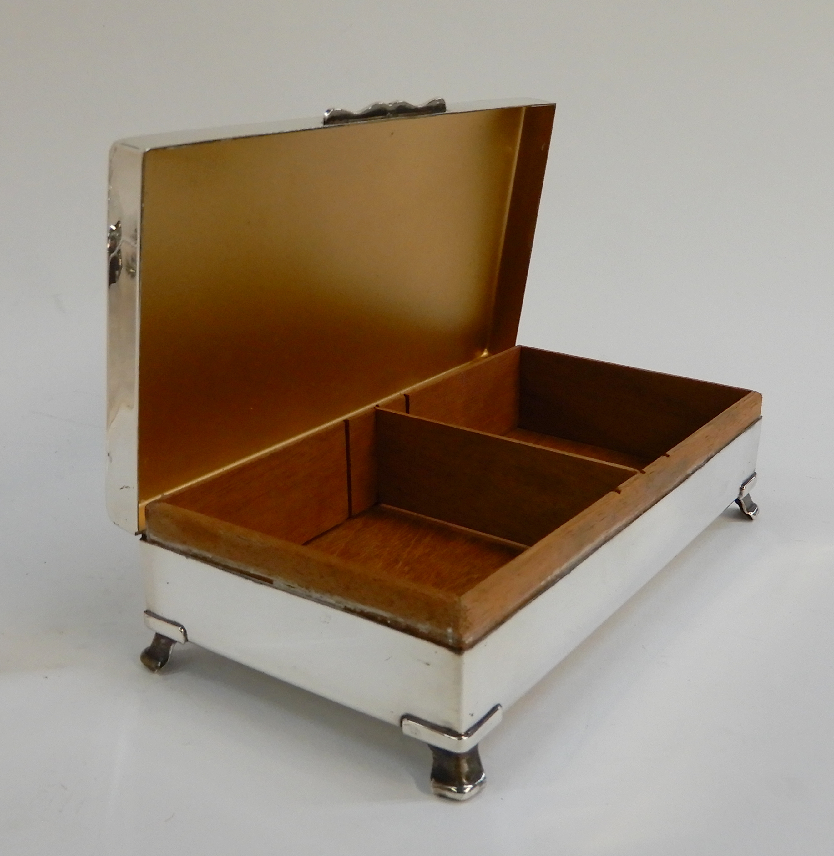 A lot comprising an EP kettle and an EP cigarette box (2) Condition Report: Available upon request - Image 3 of 3