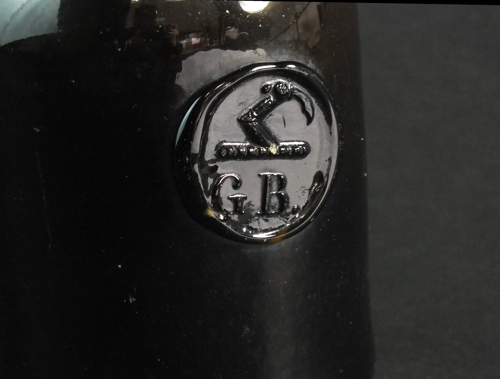 An 18th century green glass wine bottle with 'G.B' seal - Image 2 of 3