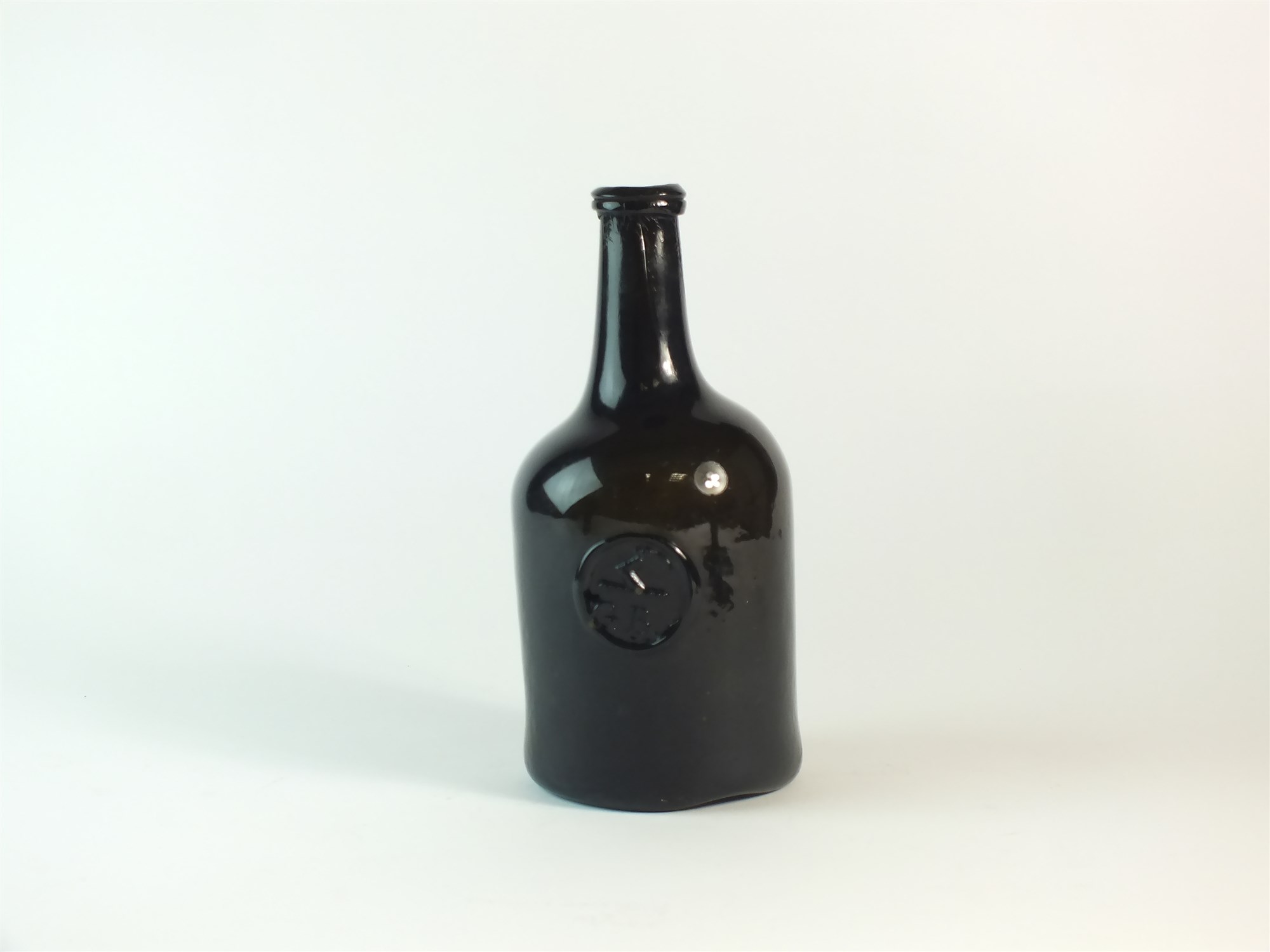 An 18th century green glass wine bottle with 'G.B' seal - Image 3 of 3