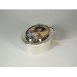 A Goldsmiths & Silversmiths Co Ltd silver trinket box