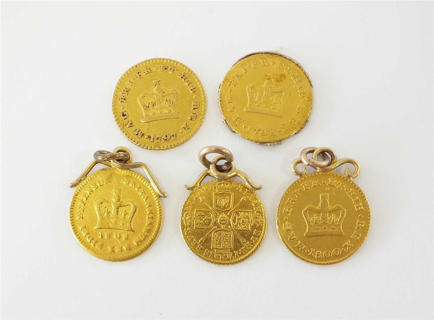 A collection of five gold British coins - Image 2 of 2