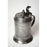 An 18th century Continental pewter tankard with engraved pattern