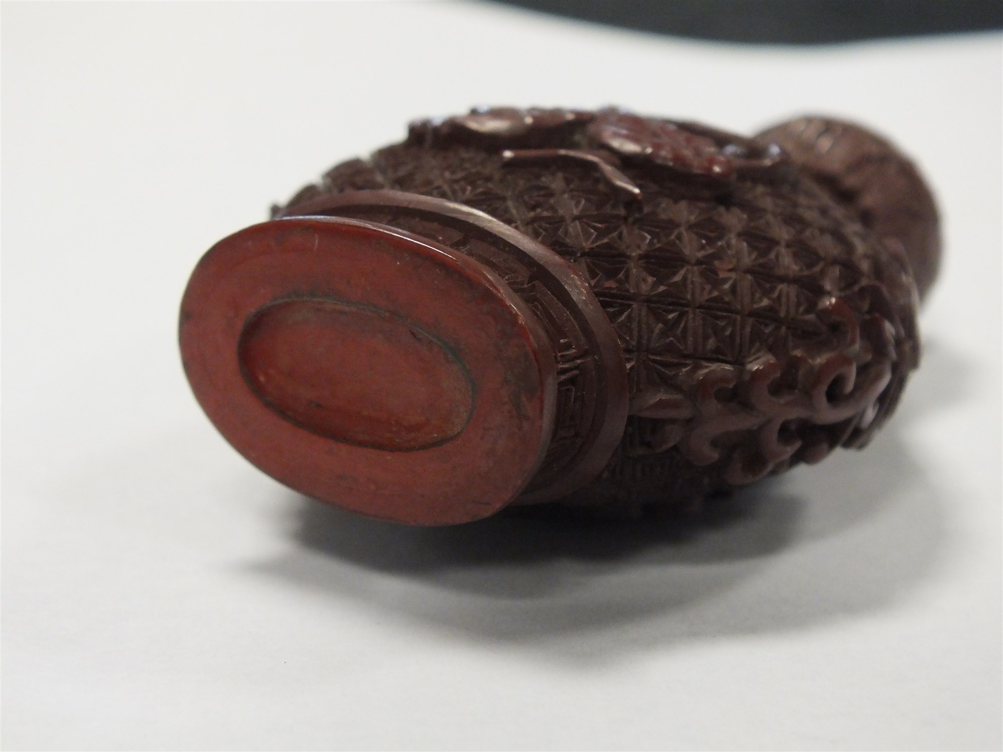 A good Chinese cinnabar lacquer snuff bottle - Image 5 of 5