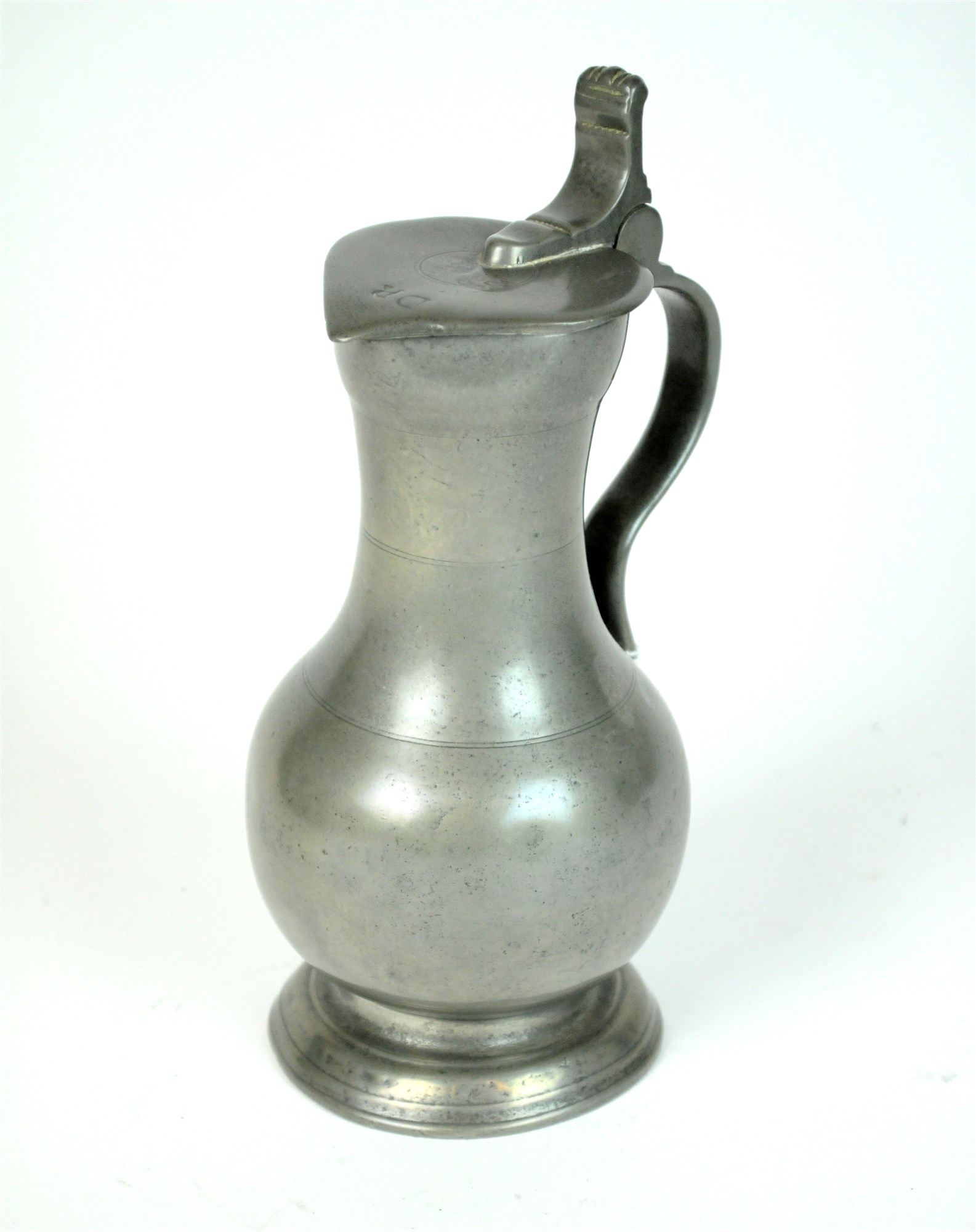 An 18th century pewter wine flagon