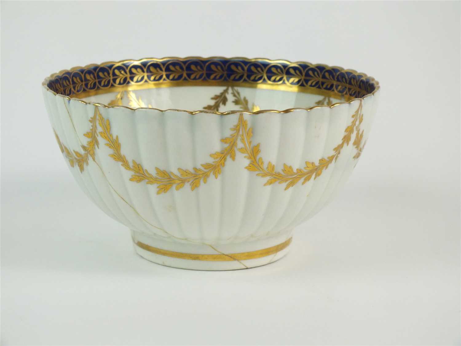 A Caughley polychrome fluted bowl - Image 2 of 5