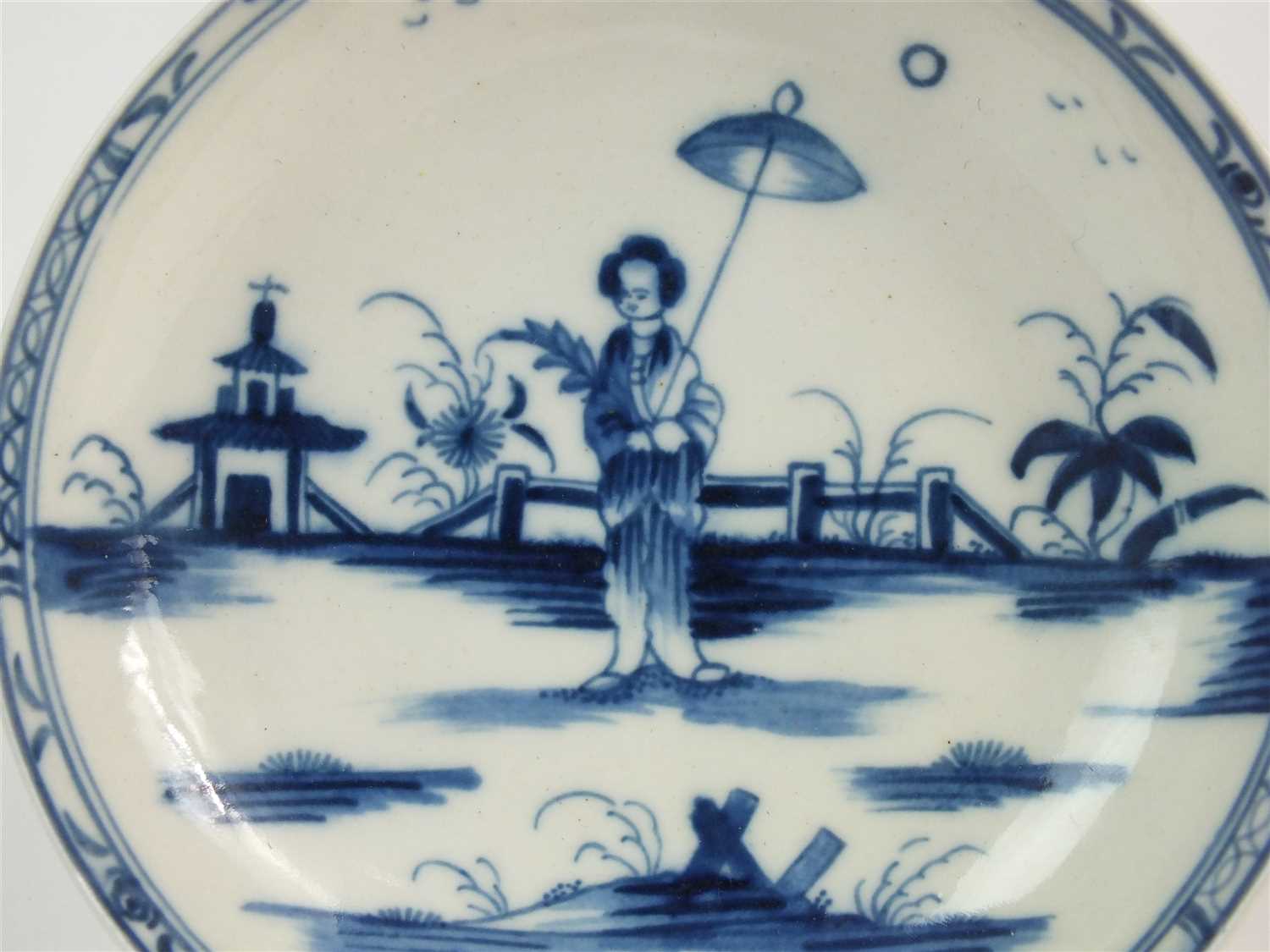 A Caughley porcelain 'Girl with Parasol' tea bowl and saucer - Image 2 of 5