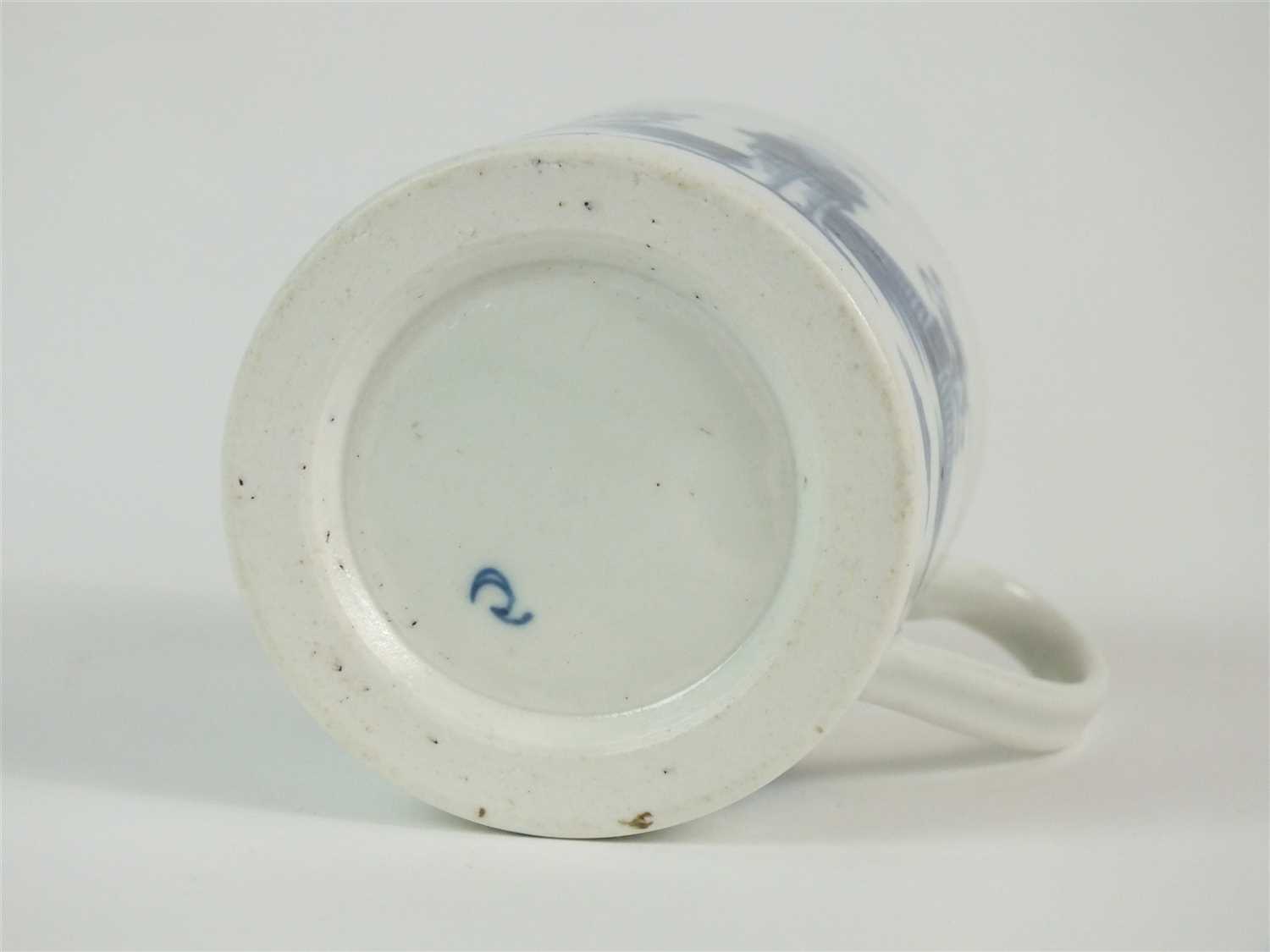 A rare Caughley 'Waiting Chinaman' coffee can - Image 4 of 5