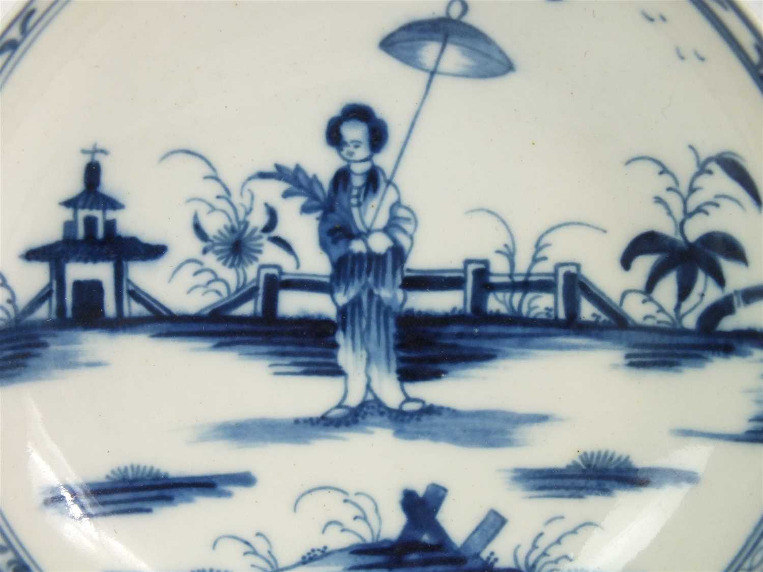 A Caughley porcelain 'Girl with Parasol' tea bowl and saucer - Image 3 of 5