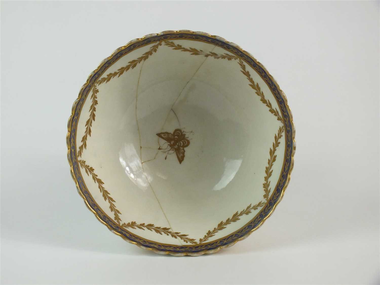 A Caughley polychrome fluted bowl - Image 3 of 5