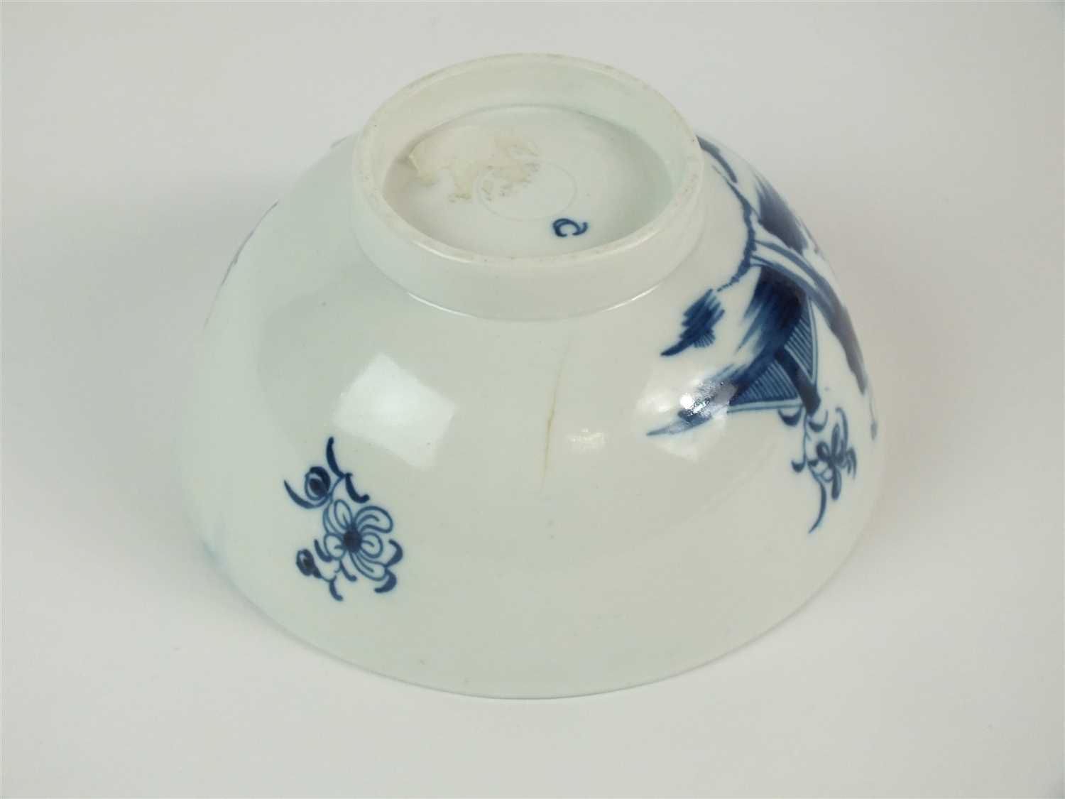 A Caughley 'Waiting Chinaman' bowl - Image 2 of 5