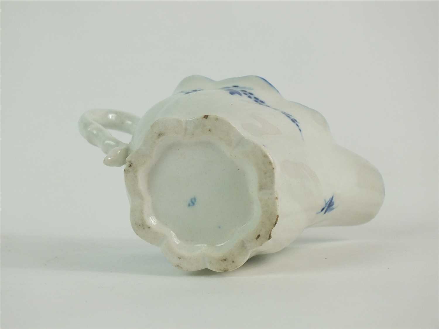 A Caughley Chelsea ewer - Image 2 of 4