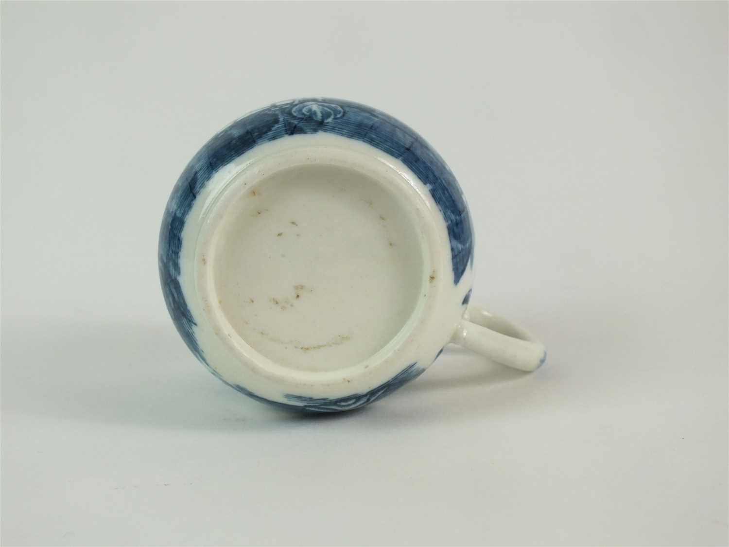 A Caughley custard cup and cover - Image 5 of 5