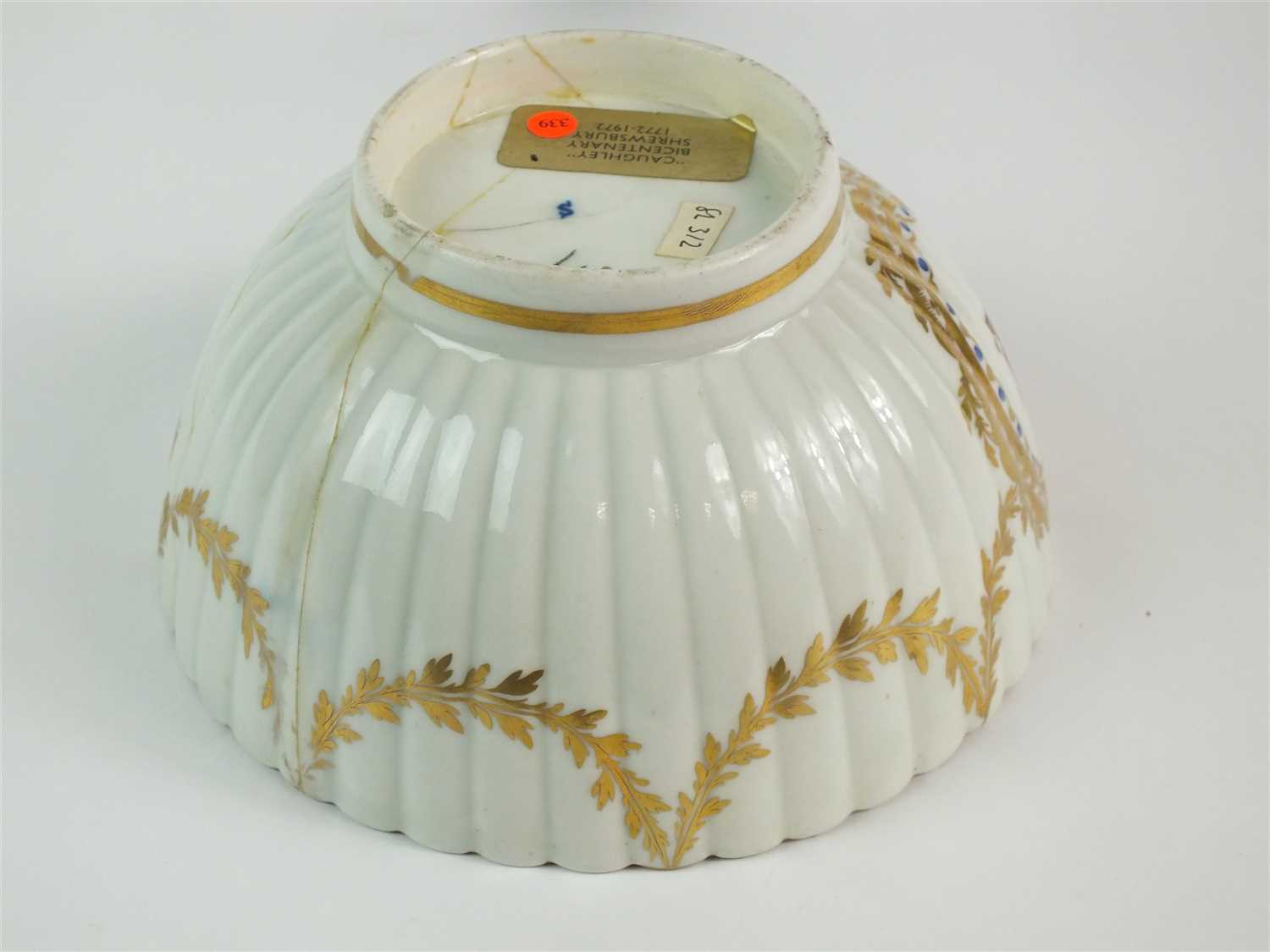 A Caughley polychrome fluted bowl - Image 5 of 5