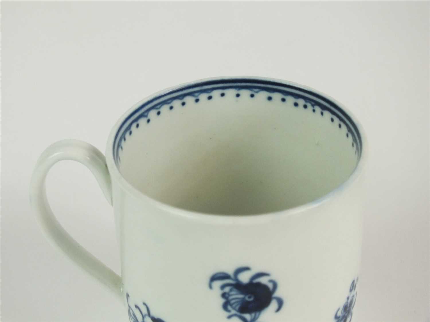 A rare Caughley 'Waiting Chinaman' coffee can - Image 3 of 5