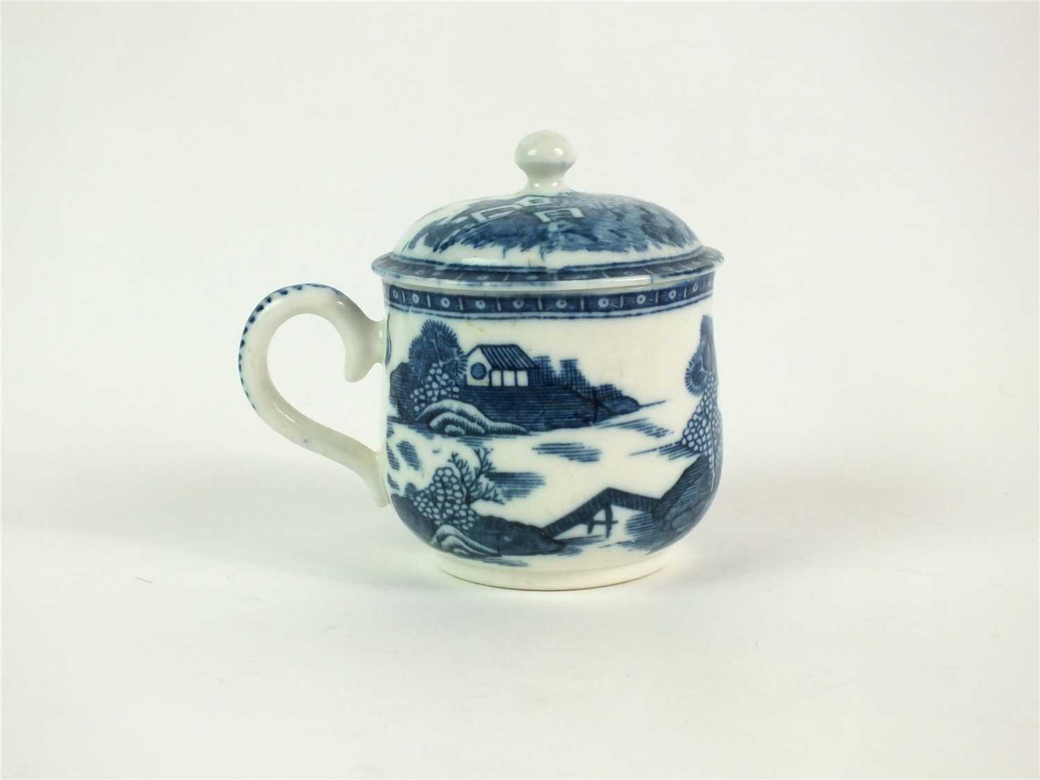 A Caughley custard cup and cover