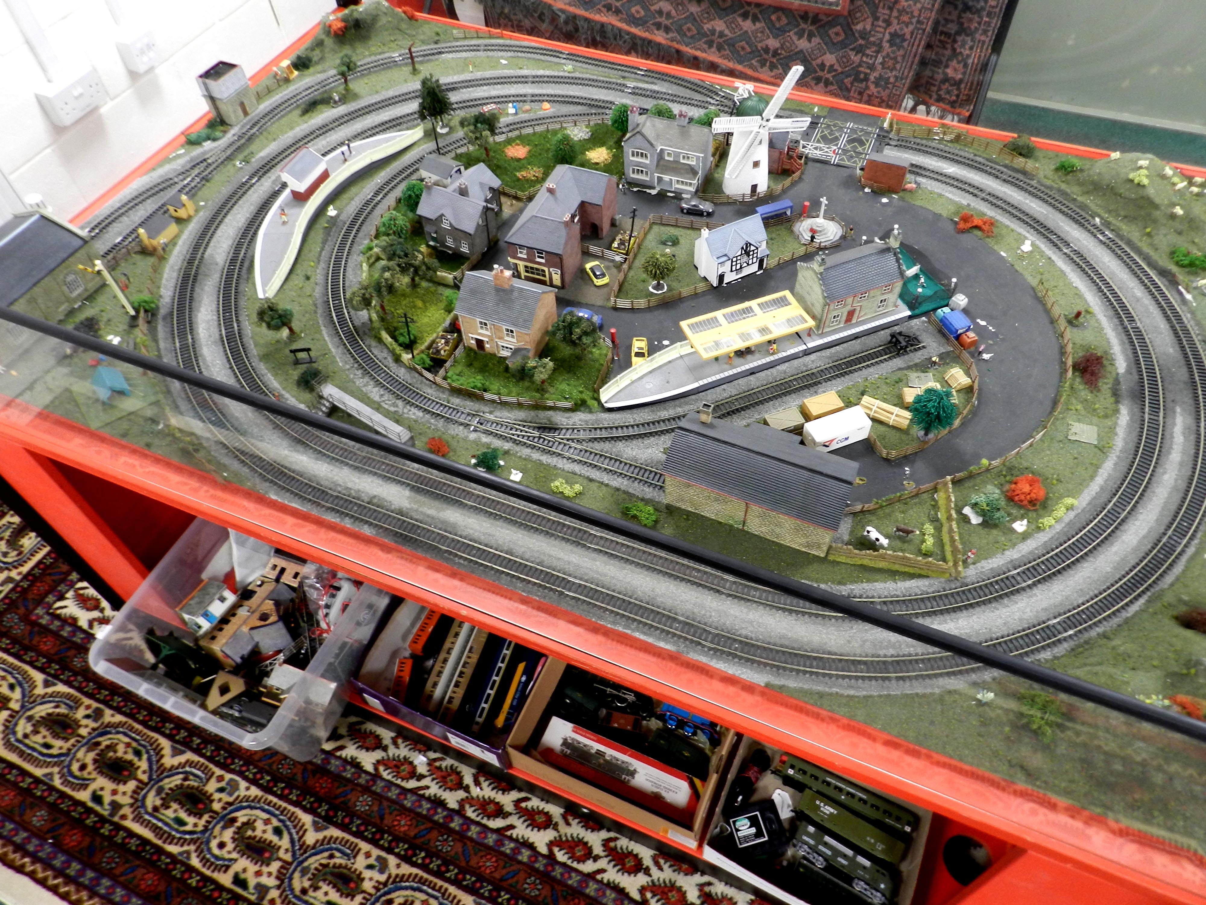 Hornby ex-shop Display Train Layout, Skaledale buildings, Trains and Accessories - Image 3 of 5