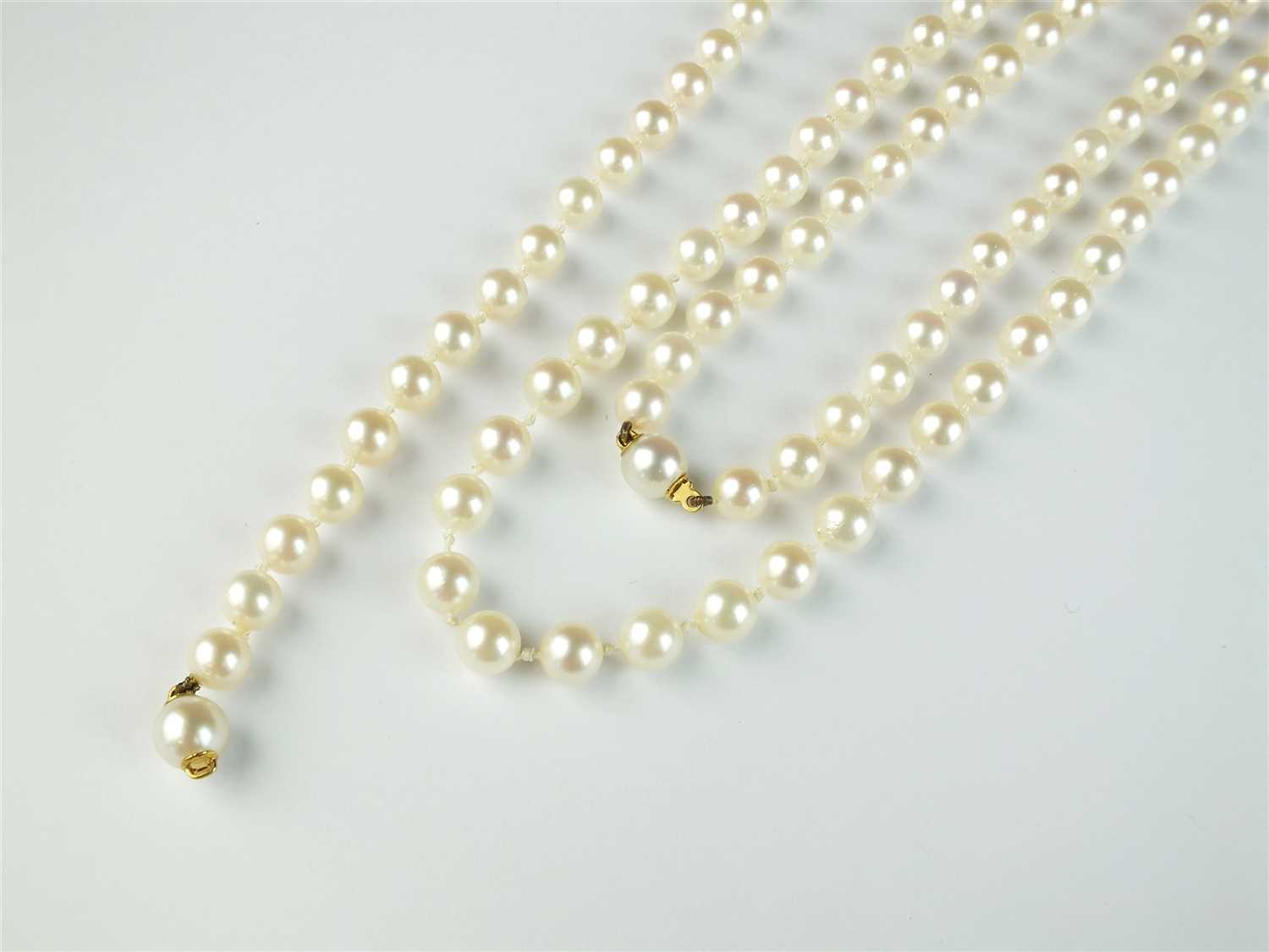 A cultured pearl necklace and bracelet