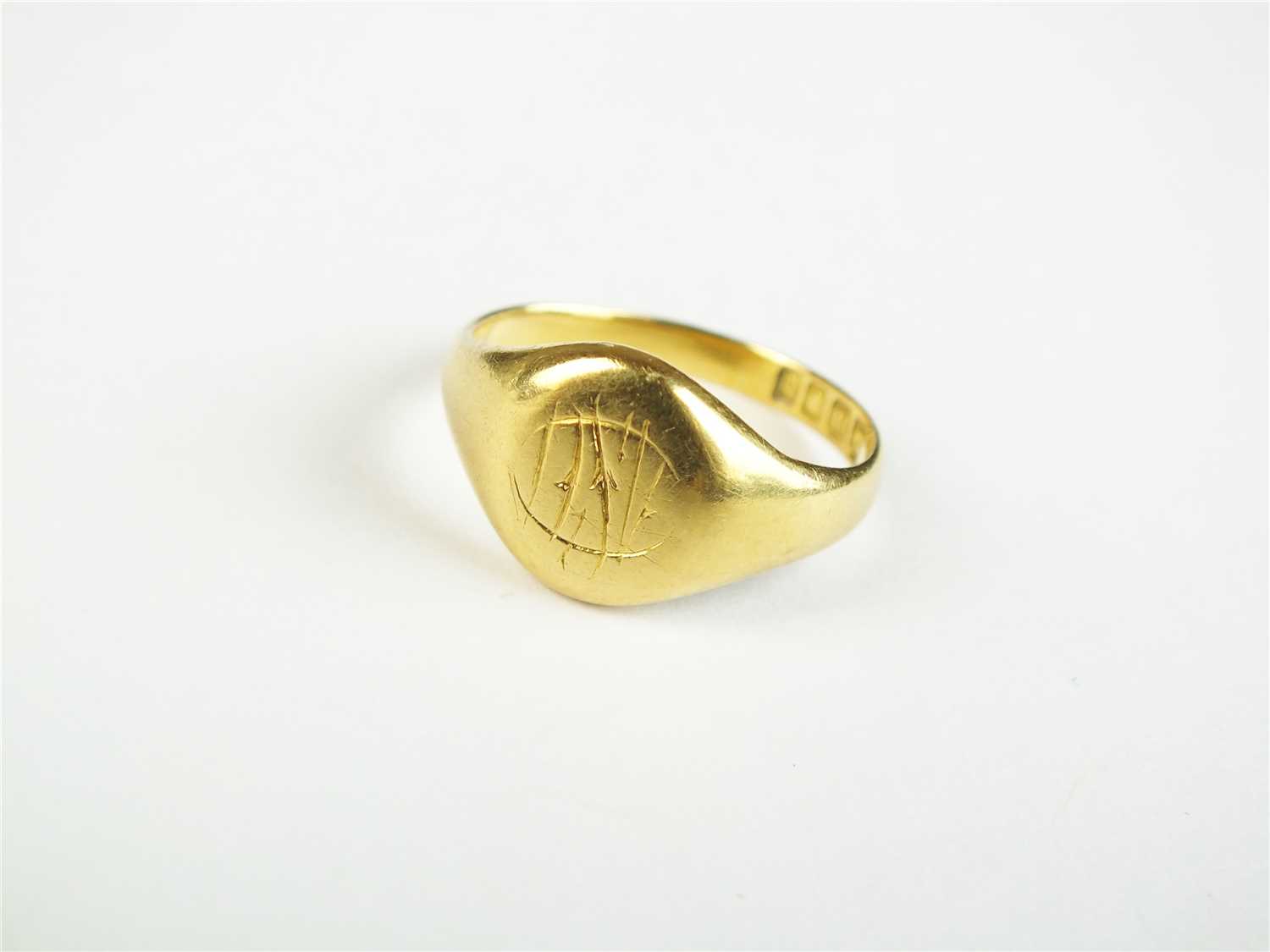 An 18ct gold signet ring