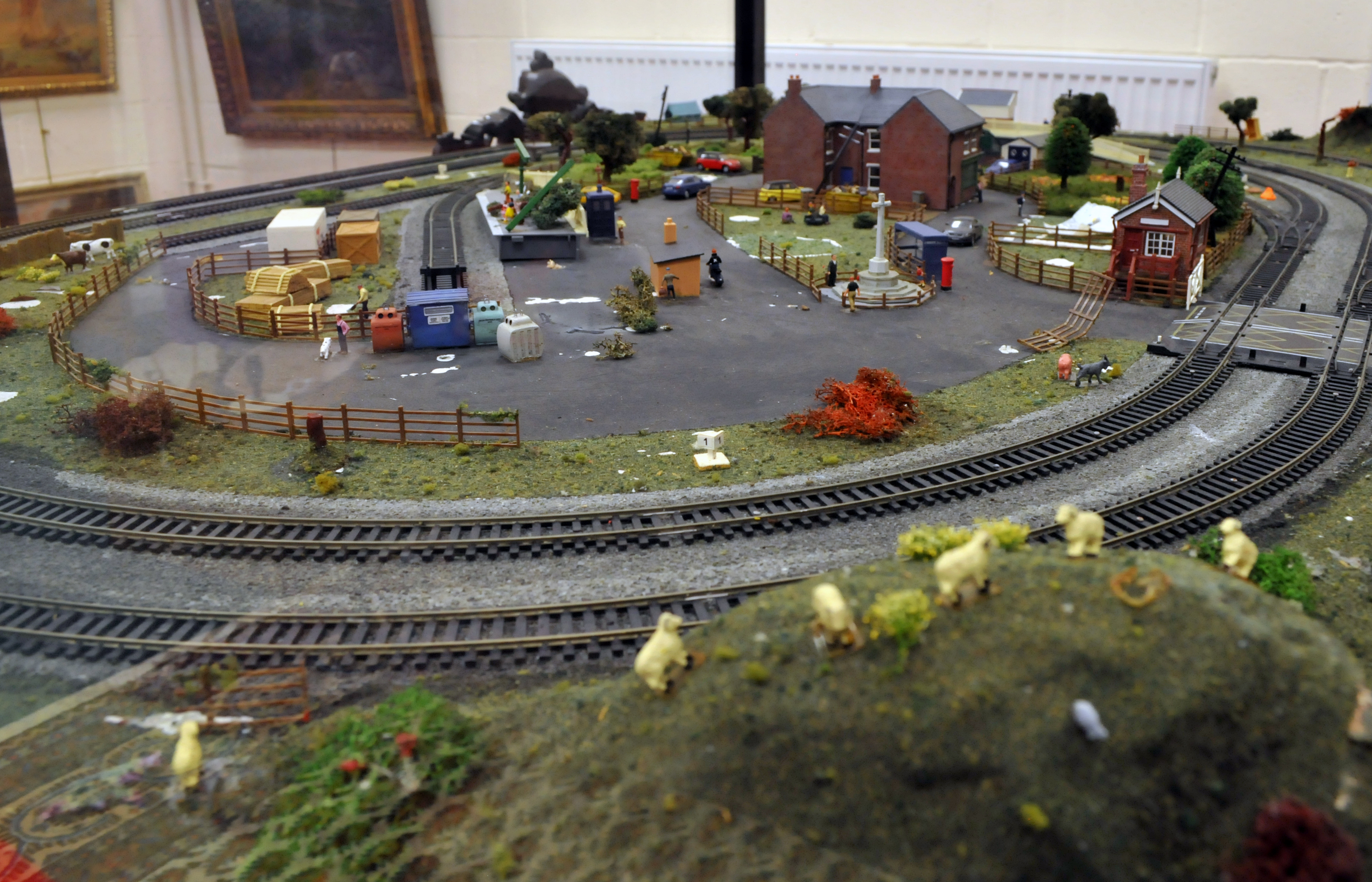 Hornby ex-shop Display Train Layout, Skaledale buildings, Trains and Accessories - Image 2 of 5