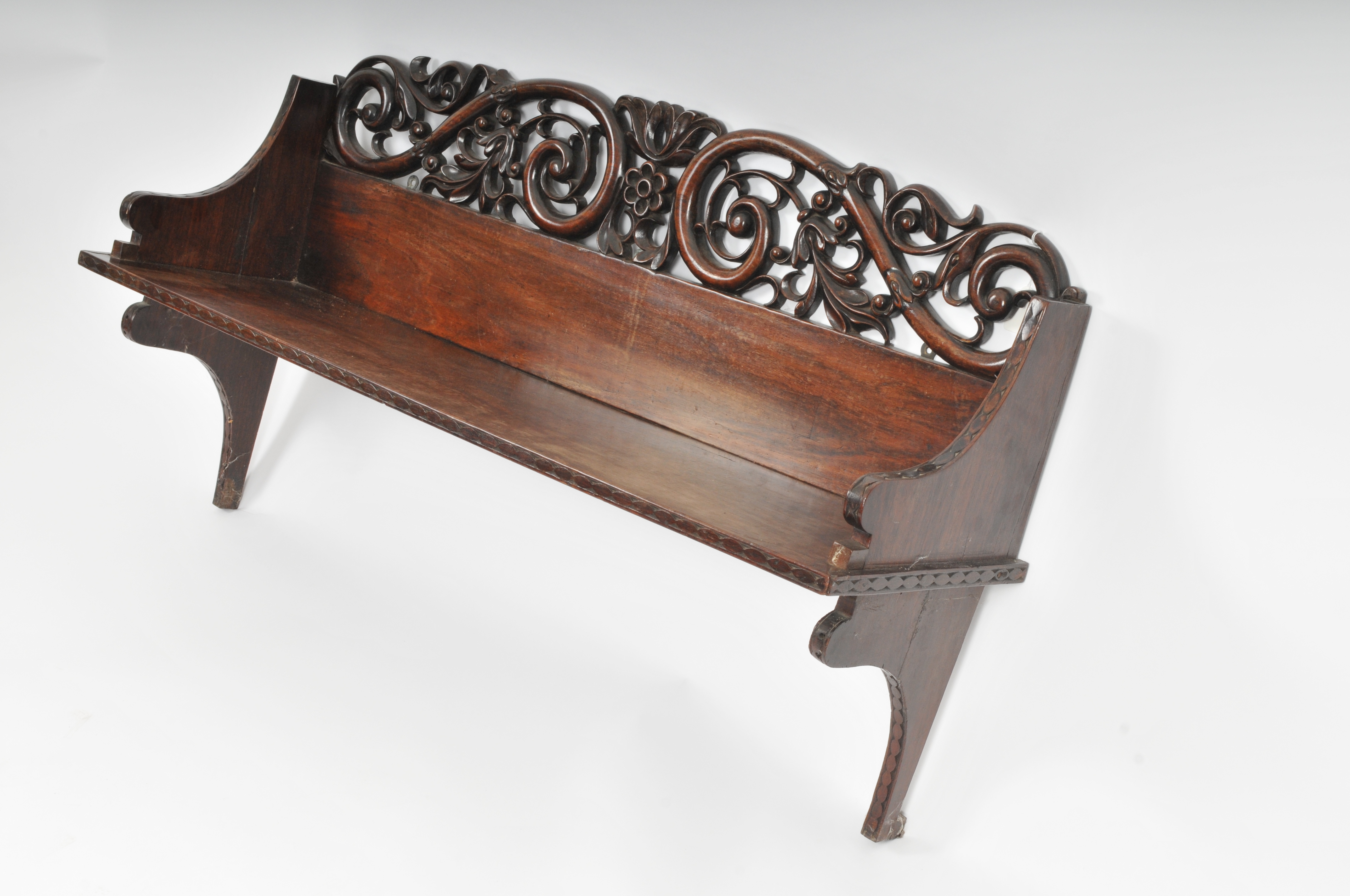 A Regency Anglo-Indian carved rosewood wall shelf - Image 4 of 4