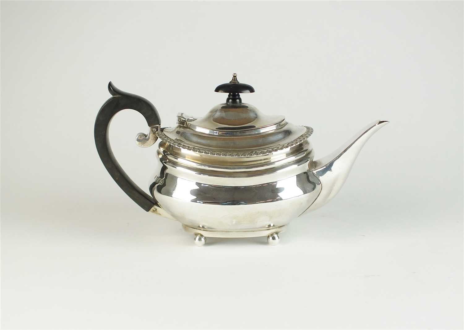 An Edwardian silver teapot