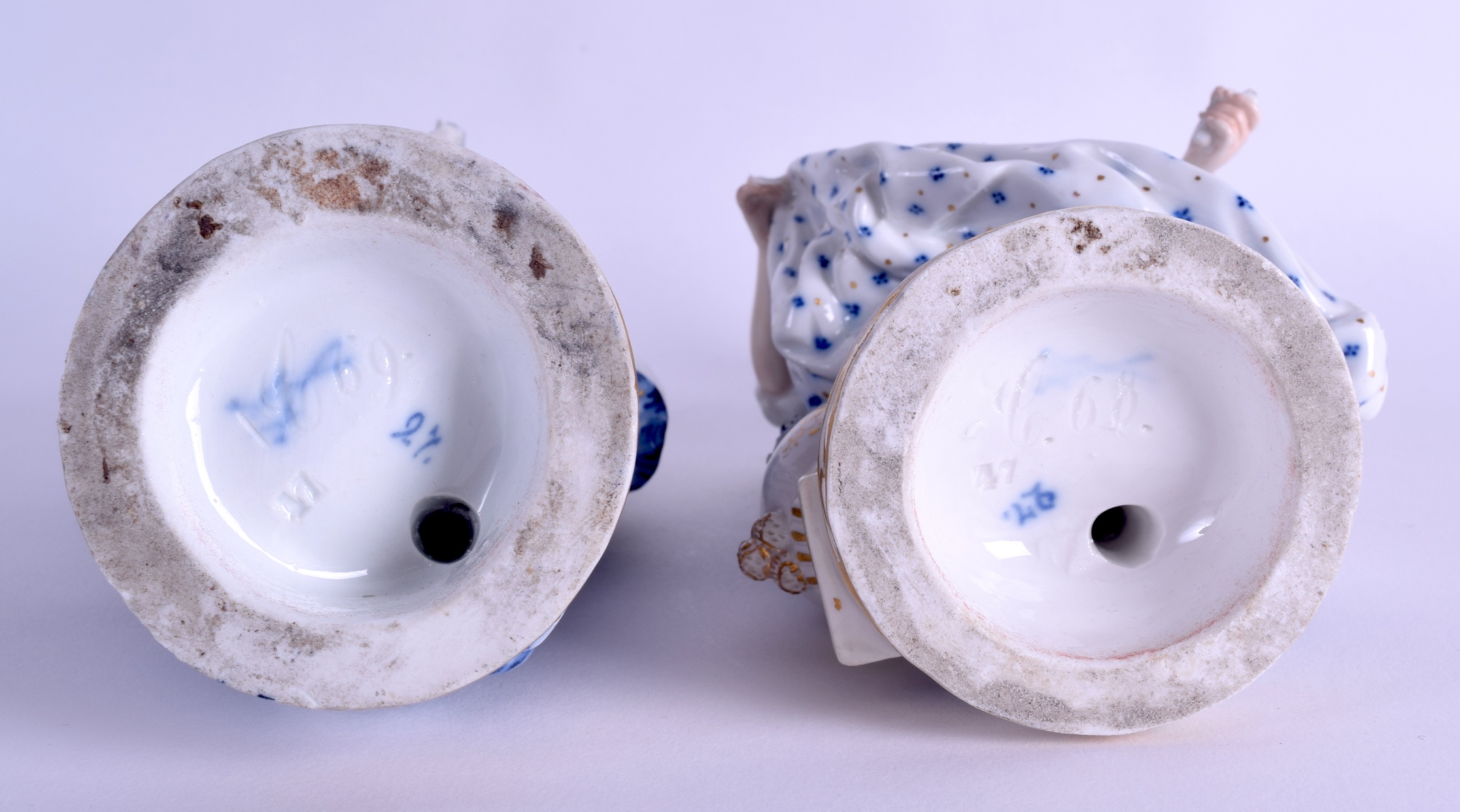 A PAIR OF 19TH CENTURY MEISSEN PORCELAIN FIGURES OF GARDENERS painted with blue flowers. 19 cm - Image 3 of 3