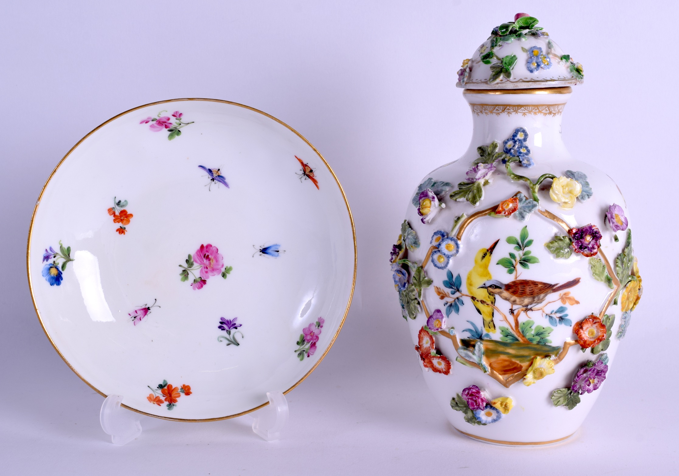 A GOOD 18TH/19TH CENTURY GERMAN PORCELAIN ENCRUSTED VASE AND COVER together with a matching - Image 2 of 4