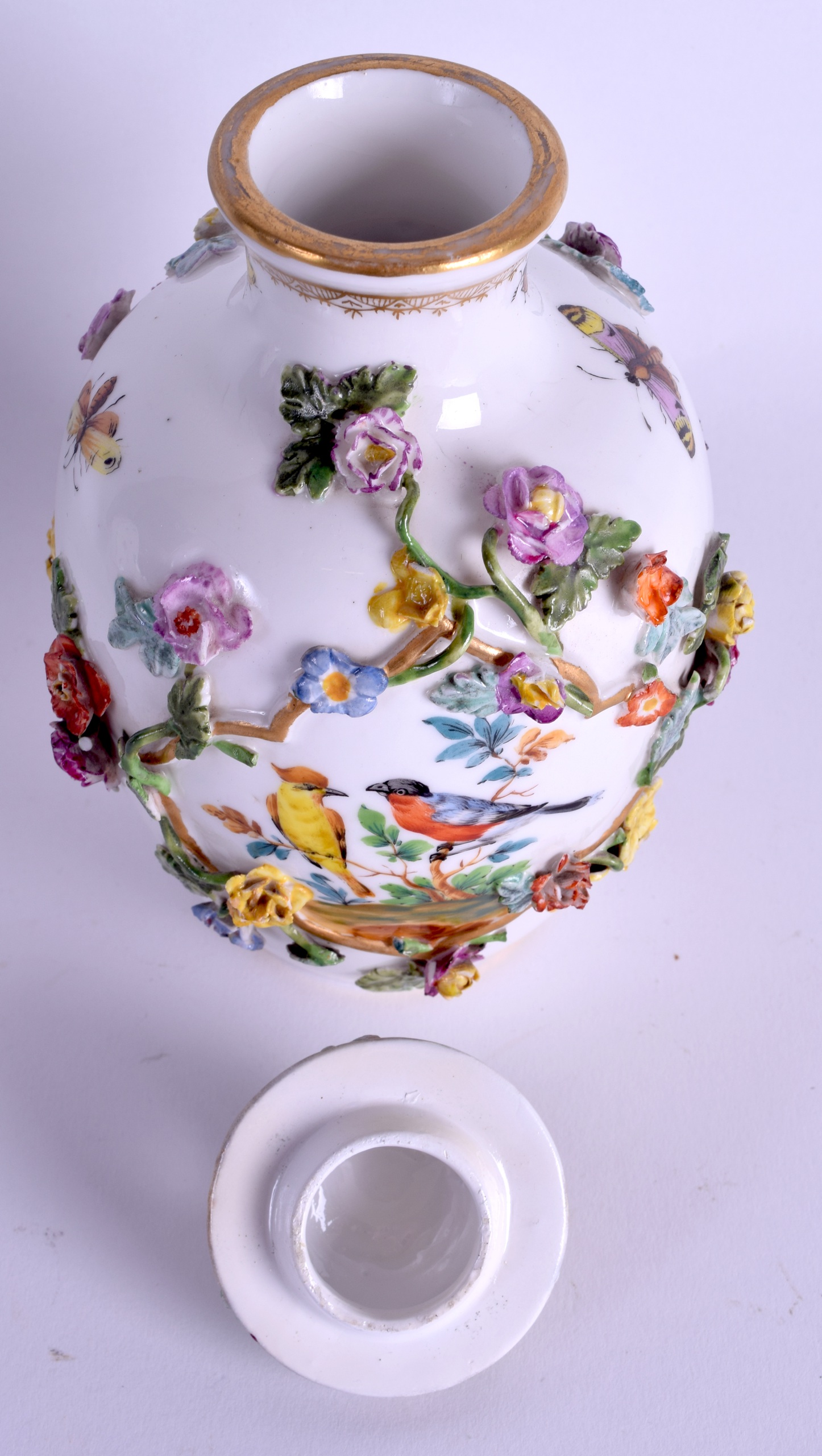 A GOOD 18TH/19TH CENTURY GERMAN PORCELAIN ENCRUSTED VASE AND COVER together with a matching - Image 3 of 4