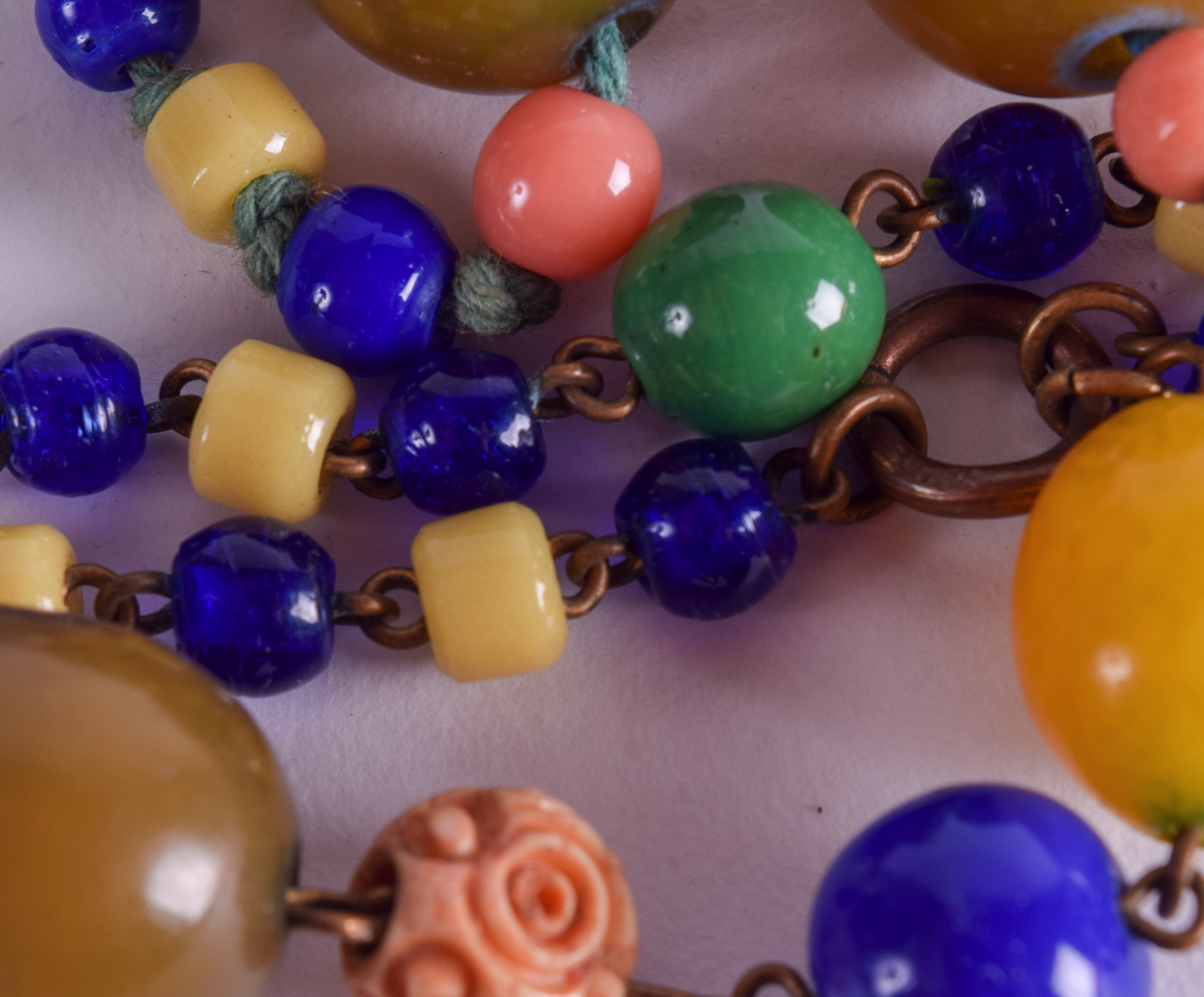 AN EARLY 20TH CENTURY CARVED GLASS IMITATION CORAL AND BAKELITE NECKLACE. 90 cm long. - Image 2 of 2