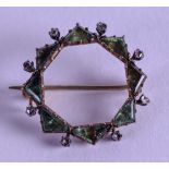 AN ANTIQUE GOLD AND EMERALD STAR BROOCH. 2.25 cm x 2.25 cm.