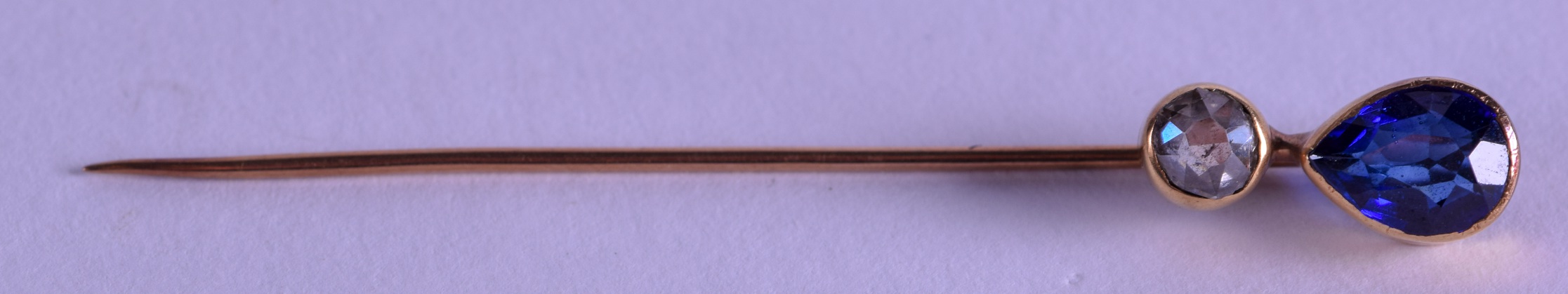A VICTORIAN GOLD AND SAPPHIRE TIE PIN. 6.75 cm long.
