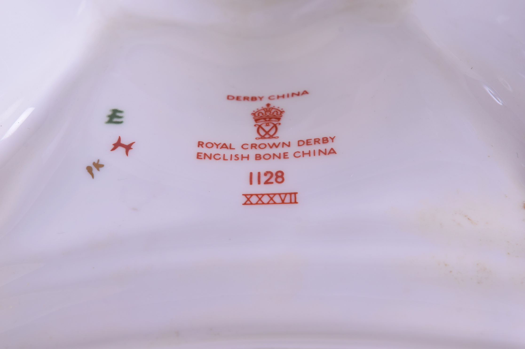 A LARGE ROYAL CROWN DERBY IMARI PEDESTAL TAZZA pattern 1128. 24 cm x 14 cm. - Image 5 of 5