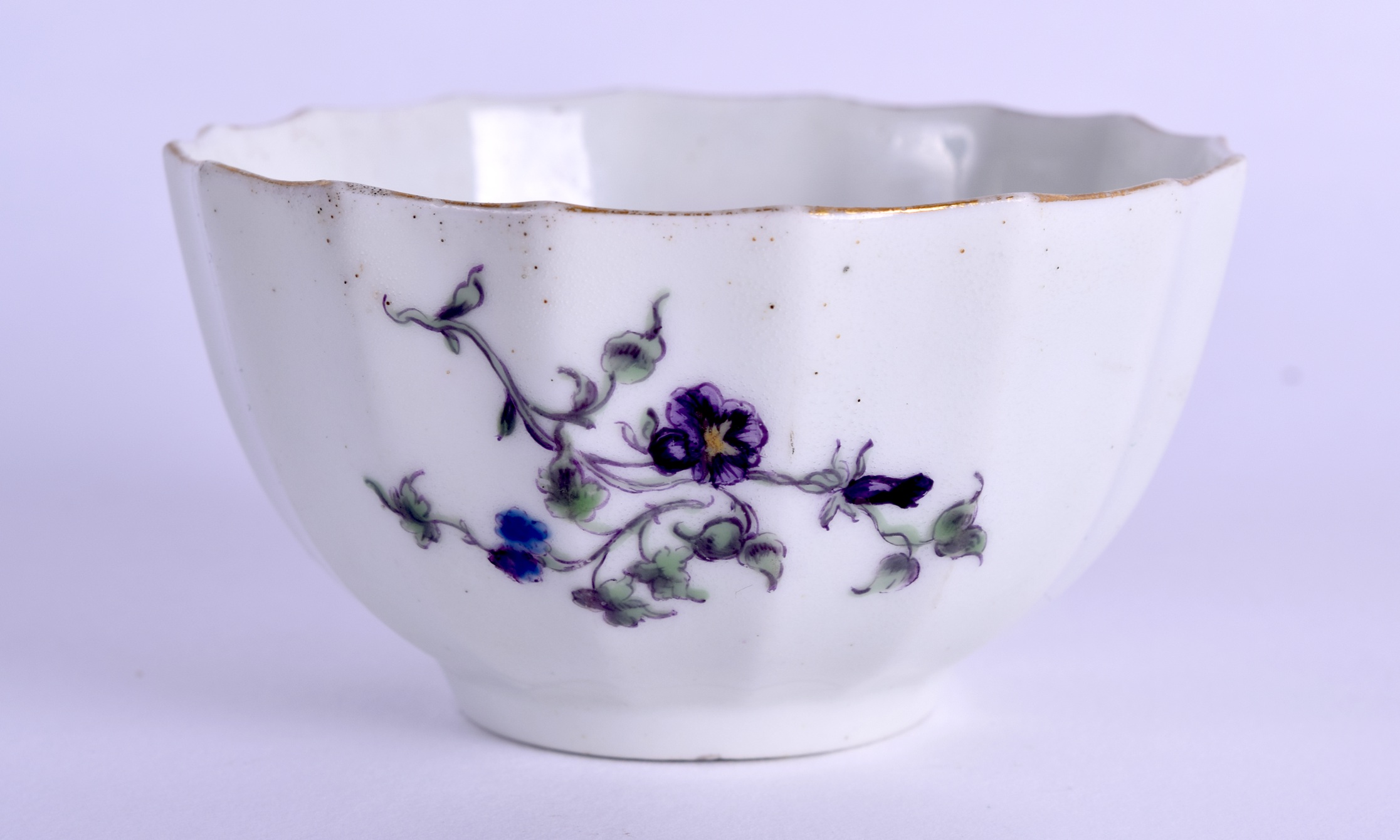 AN 18TH CENTURY WORCESTER SCALLOPED TEABOWL painted in enamel with flowers. 7.5 cm wide. - Bild 2 aus 3