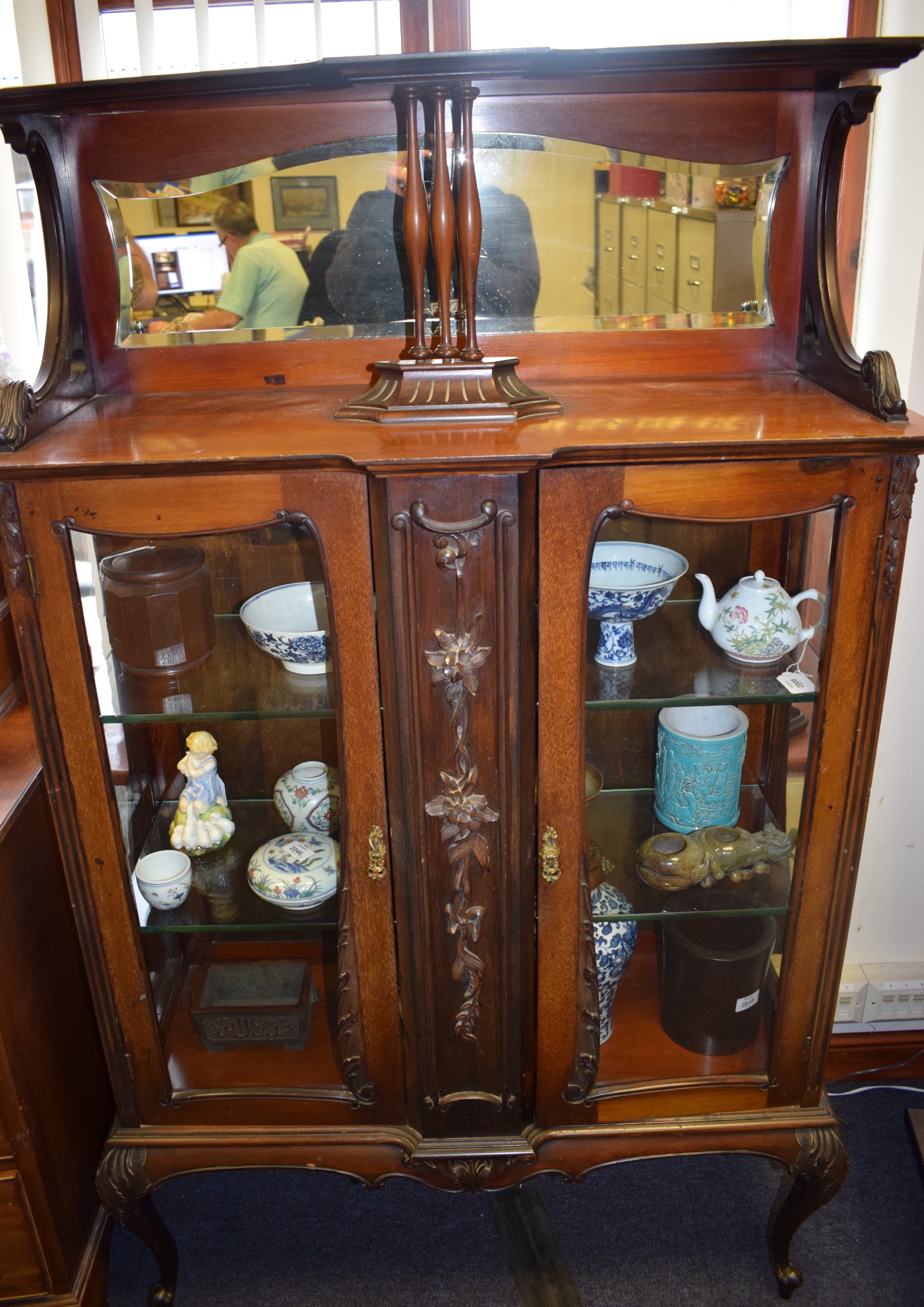 AN EDWARDIAN MAHOGANY DISPLAY CABINET, decorated with flowers. 92 cm x 60 cm.