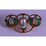 AN EDWARDIAN ART NOUVEAU 9CT GOLD AND ENAMEL BROOCH. 2.75 cm wide.