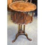 AN EDWARDIAN MAHOGANY REVOLVING PIE CRUST OCCASIONAL TABLE, modelled in the Georgian style. 74 cm x