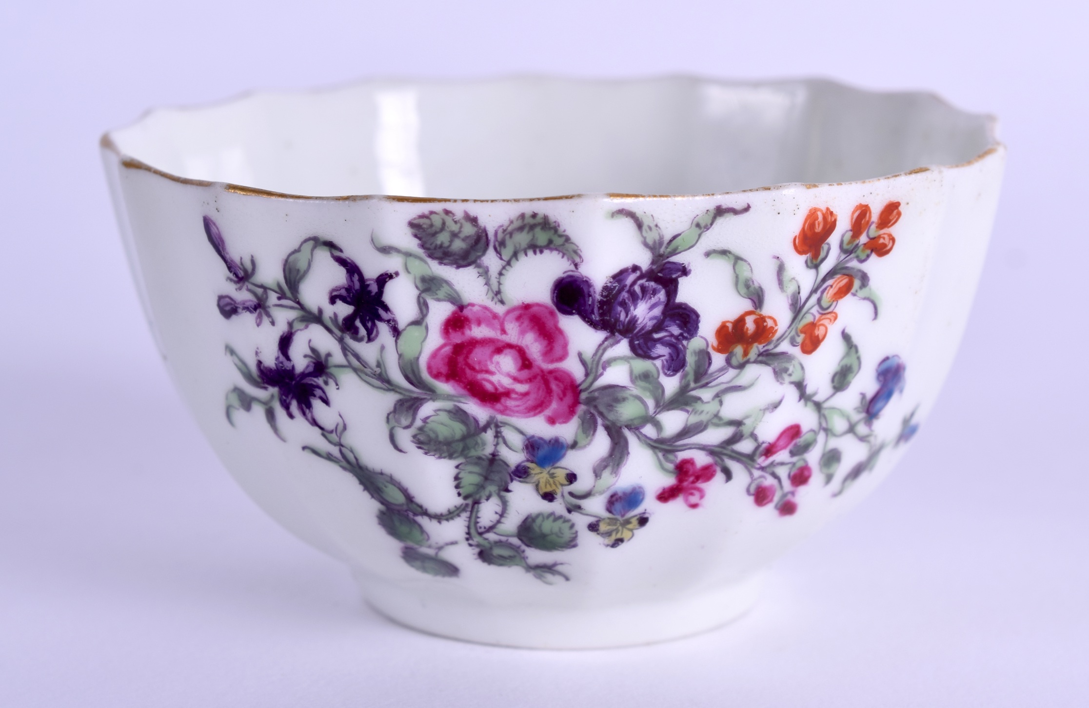 AN 18TH CENTURY WORCESTER SCALLOPED TEABOWL painted in enamel with flowers. 7.5 cm wide.