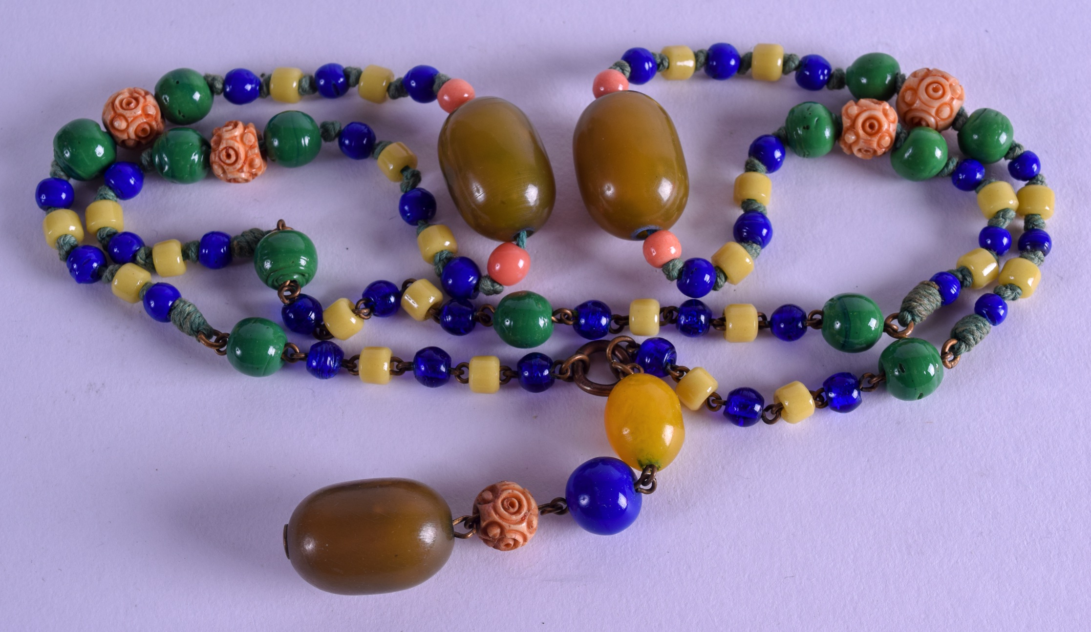 AN EARLY 20TH CENTURY CARVED GLASS IMITATION CORAL AND BAKELITE NECKLACE. 90 cm long.