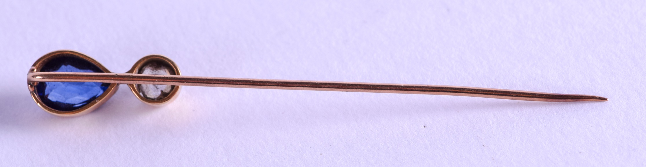 A VICTORIAN GOLD AND SAPPHIRE TIE PIN. 6.75 cm long. - Image 3 of 3