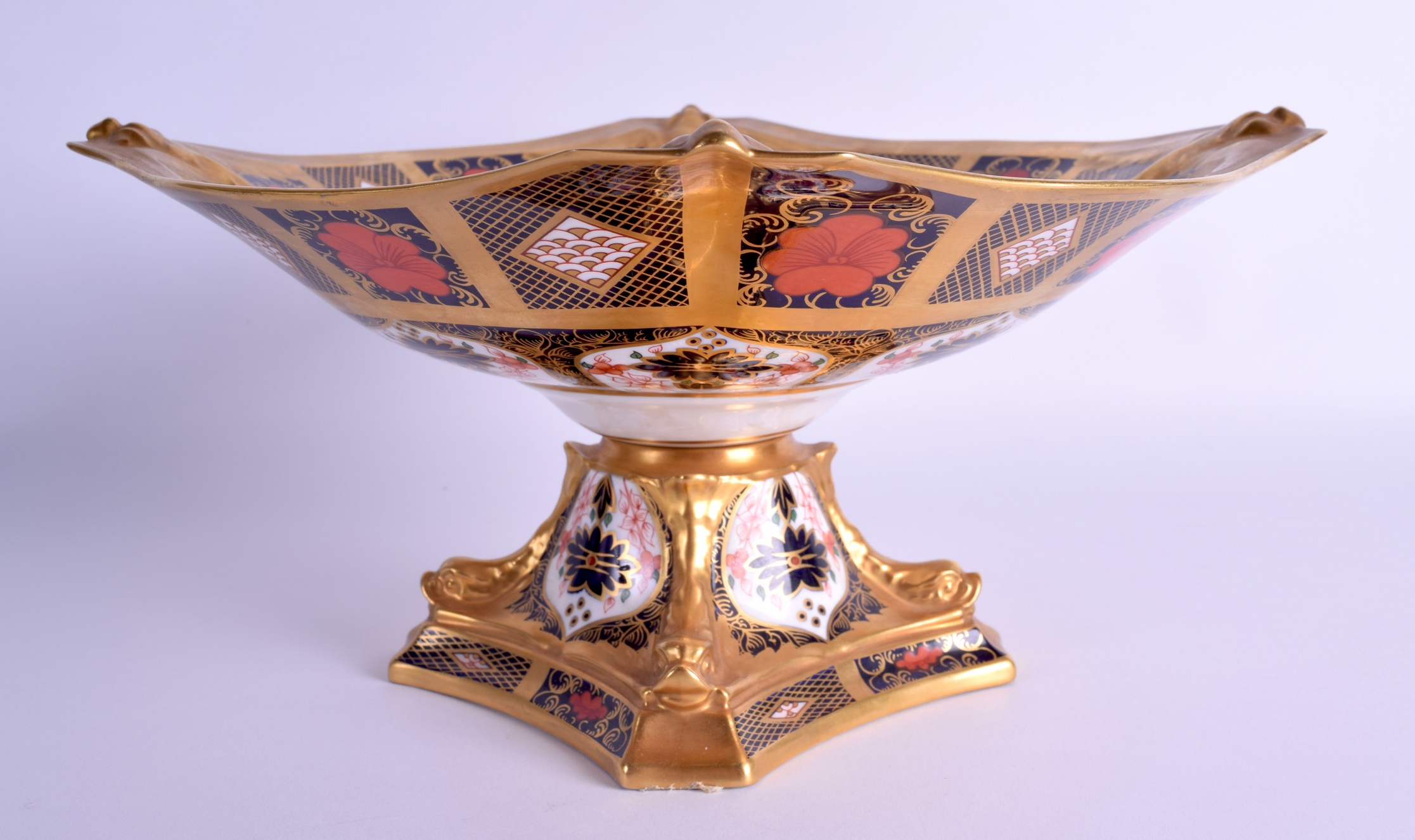 A LARGE ROYAL CROWN DERBY IMARI PEDESTAL TAZZA pattern 1128. 24 cm x 14 cm. - Image 3 of 5