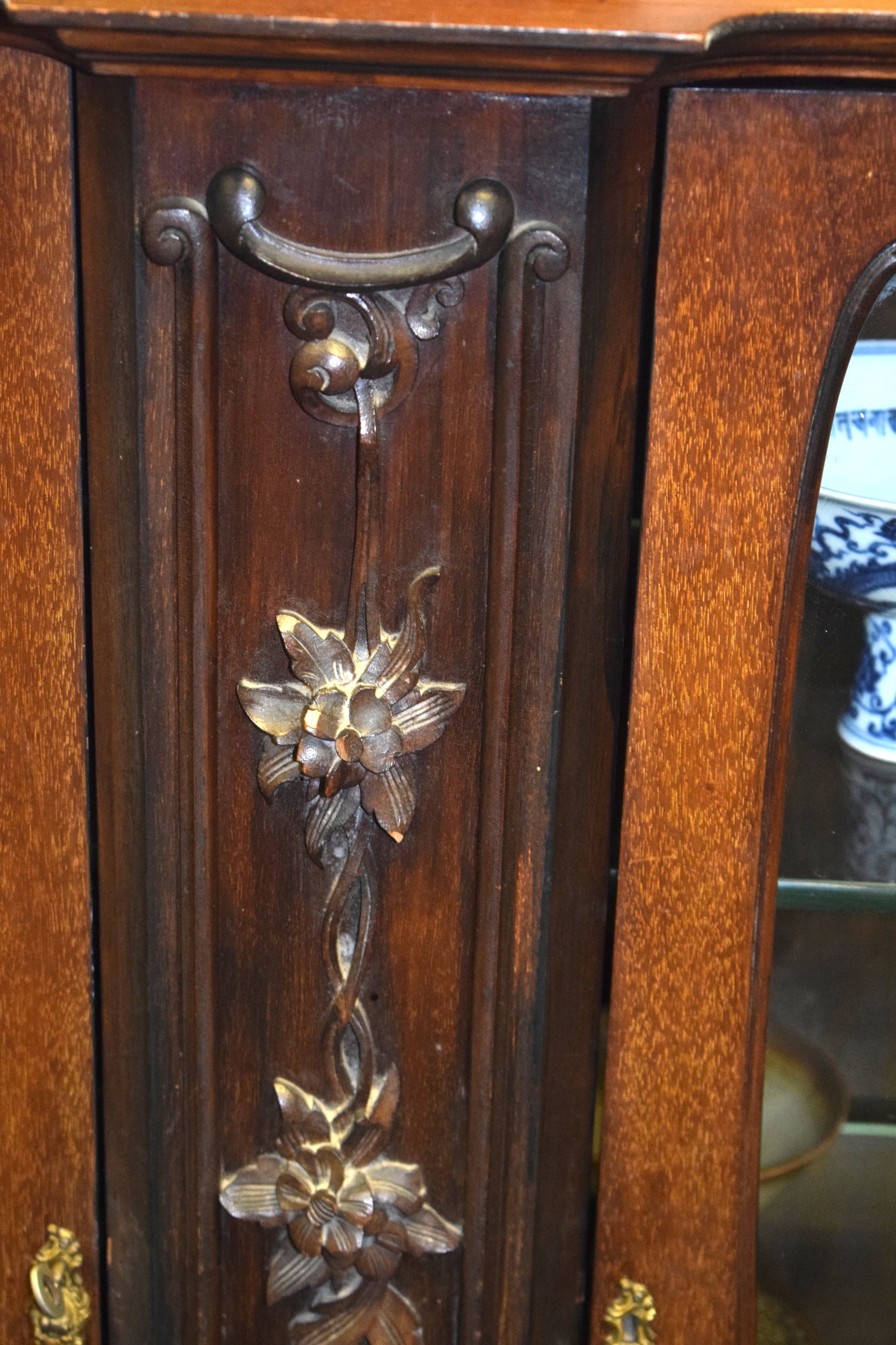 AN EDWARDIAN MAHOGANY DISPLAY CABINET, decorated with flowers. 92 cm x 60 cm. - Image 2 of 2