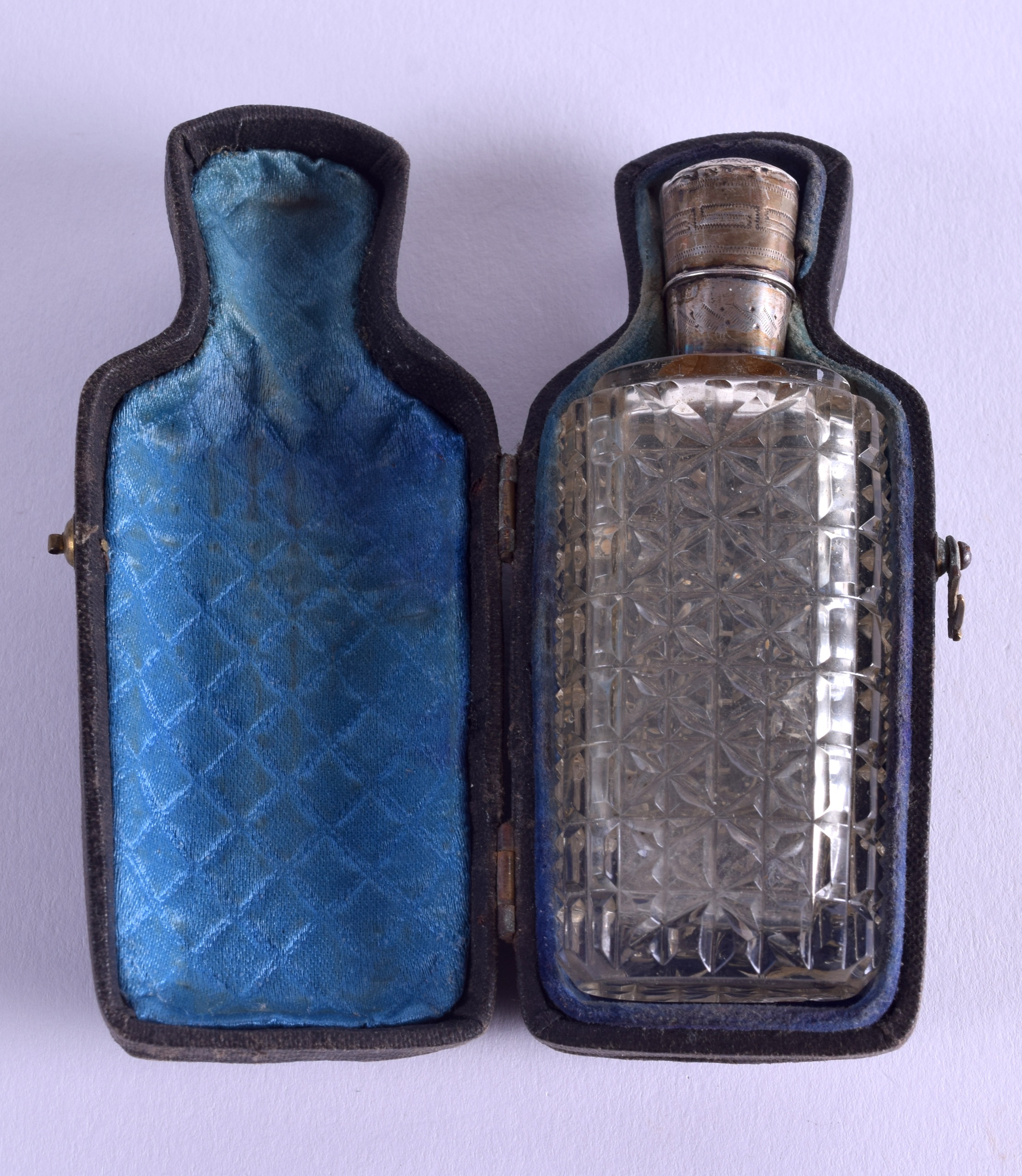 A 19TH CENTURY FRENCH SILVER AND GLASS SCENT BOTTLE. 9.5 cm high. - Bild 3 aus 3